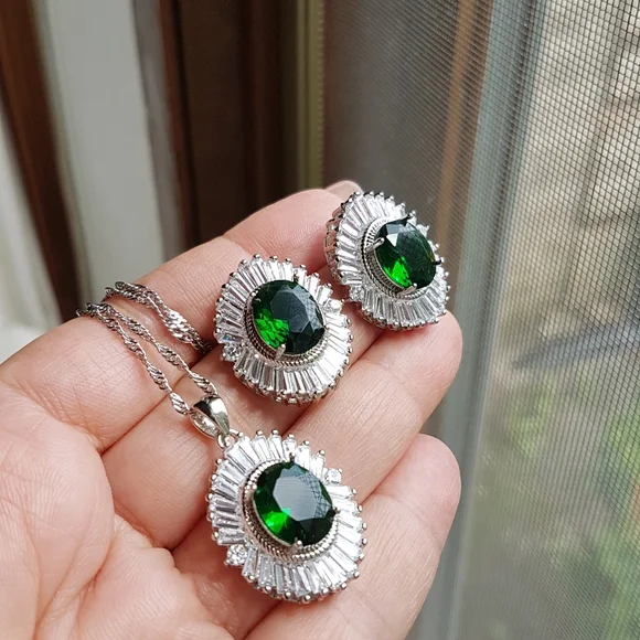 Swarovski Elements 925 Silver Emerald Green Oval Baguette Starburst Earrings NEW - Picture 10 of 12